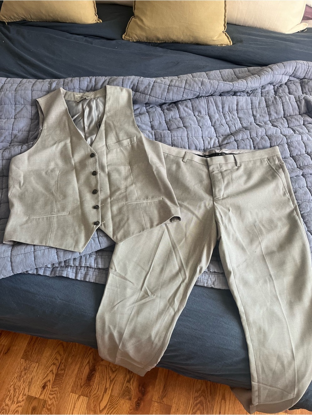 le chateau Light Gray men’s Vest and Pants Two-Piece Suit